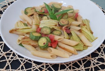 PASTA CON ZUCCHINE E FIORI DI ZUCCA preparazione 10