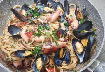 SPAGHETTI COZZE E CALAMARETTI preparazione 11