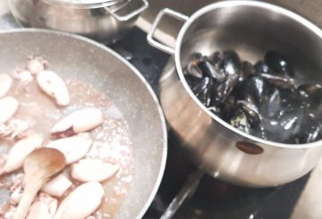 SPAGHETTI COZZE E CALAMARETTI preparazione 4