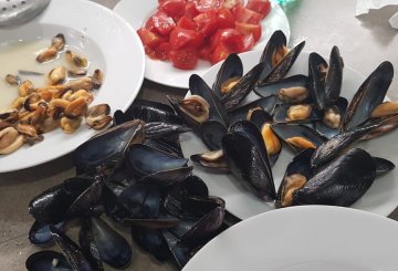 SPAGHETTI COZZE E CALAMARETTI preparazione 6