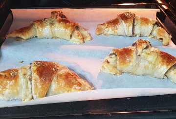 CORNETTI DI PASTA SFOGLIA RIPIENI DI CARNE preparazione 11