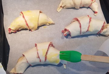 CORNETTI DI PASTA SFOGLIA RIPIENI DI CARNE preparazione 9