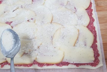 CORNETTI DI PASTA SFOGLIA RIPIENI DI CARNE preparazione 3