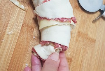 CORNETTI DI PASTA SFOGLIA RIPIENI DI CARNE preparazione 8