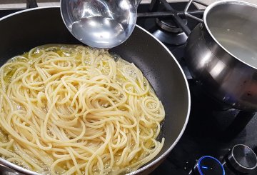 SPAGHETTI AI RICCI DI MARE preparazione 8