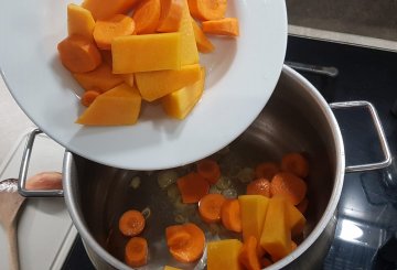 VELLUTATA DI ZUCCA E CAROTE preparazione 3