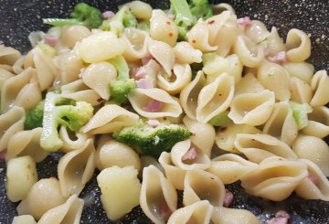 PASTA BROCCOLI E PATATE preparazione 5