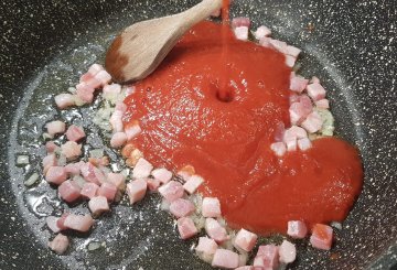 PASTA CON POMODORO E PANCETTA preparazione 1