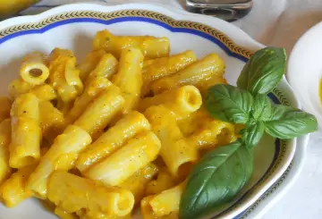 PASTA CON CREMA DI ZUCCA, PECORINO E BASILICO  