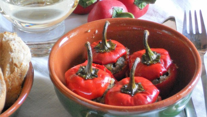 Peperoncini tondi al forno con erbe aromatiche  