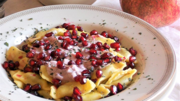 Ravioli in salsa di melograno e yogurt  