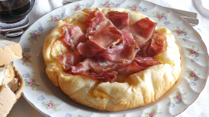 Torta salata con speck e senape