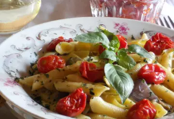 GARGANELLI ALLA SALSA DI ACCIUGHE, OLIVE E CAPPERI      