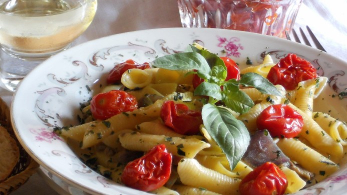 Garganelli alla salsa di acciughe, olive e capperi      