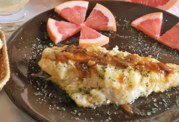 FILETTI DI SCORFANO CON SALSA DI POMPELMO ROSA
