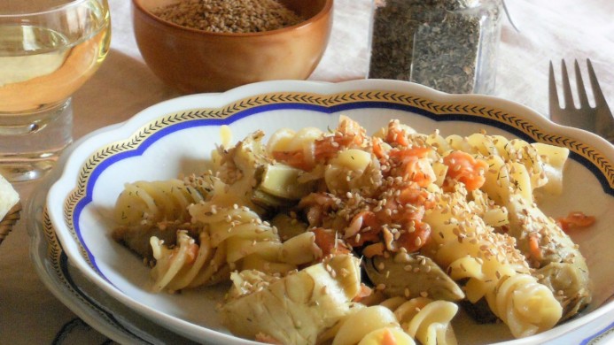 Pasta salmone e carciofi con sesamo 