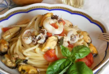 SPAGHETTI ALLA CHITARRA AL SAUTE DI COZZE E SEPPIOLINE