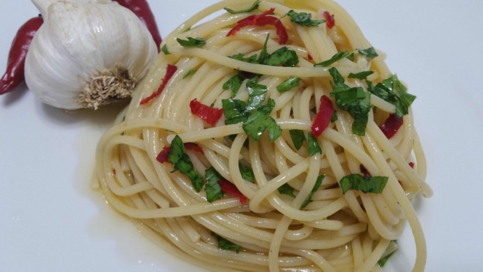 Spaghetti aglio olio e peperoncino