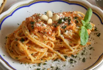 SPAGHETTONI CON SALSA DI VERDURE 