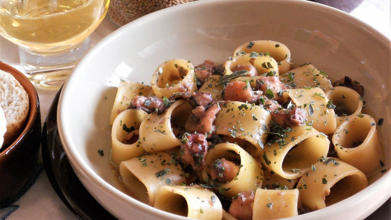 Calamarata risottata con polpo e semi di senape