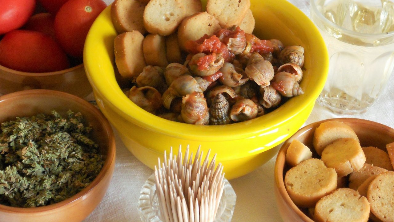 Maruzzelle con pomodoro origano e crostini   