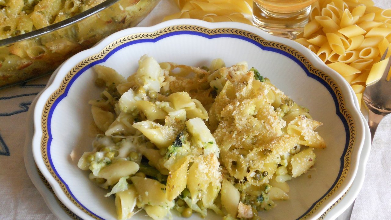 Pasticcio di pasta con broccoli e piselli   