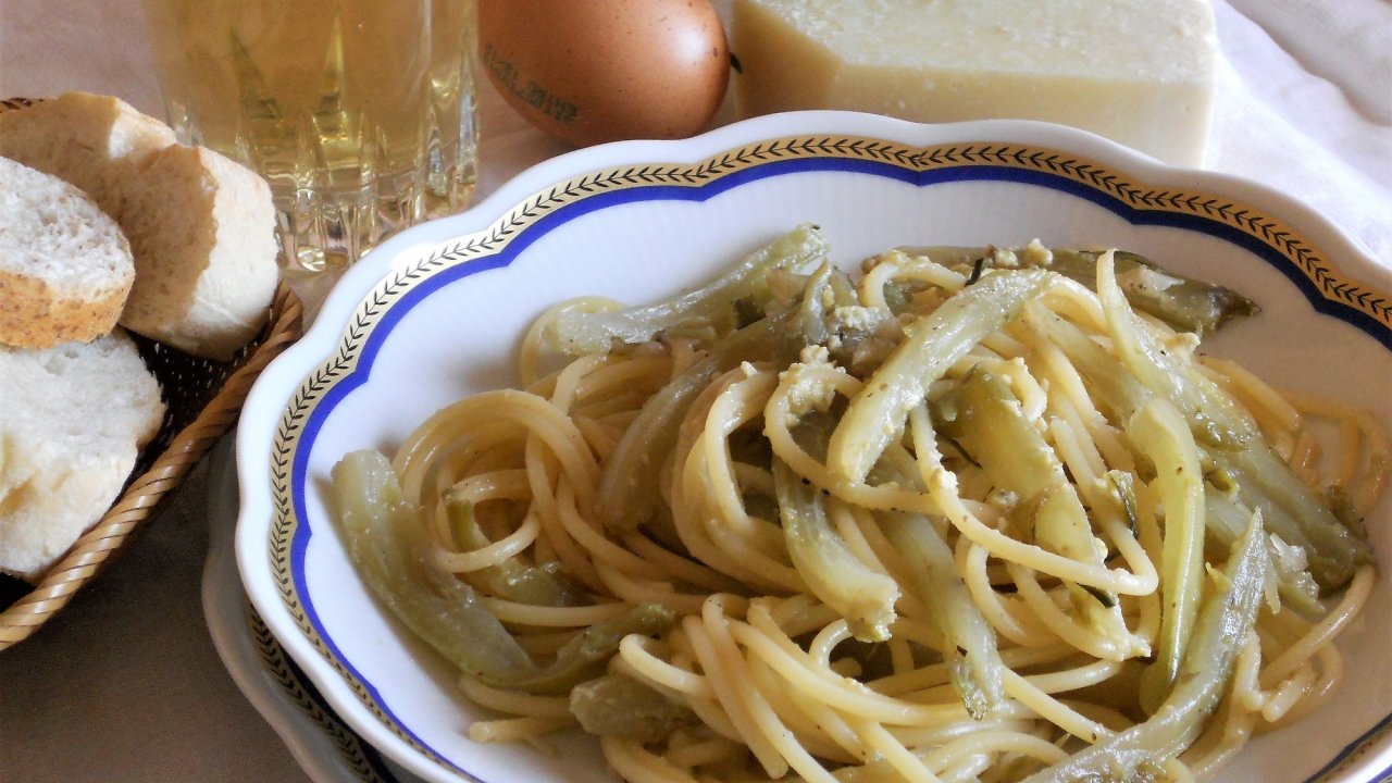 Spaghetti e puntarelle alla carbonara   