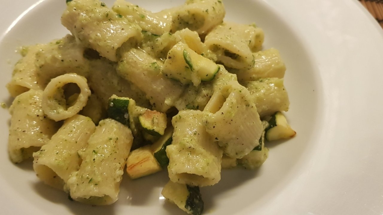 Pasta e crema di zucchine fritte