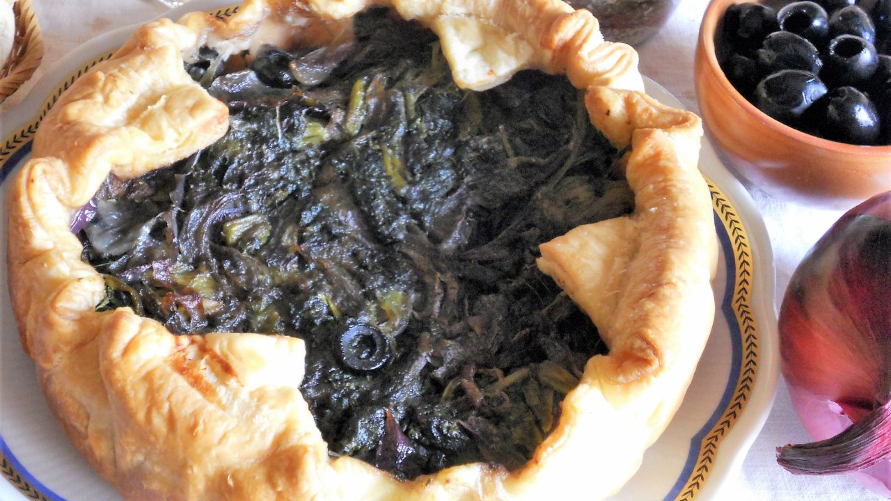 Torta rustica alle cime di rapa e cipolle rosse     