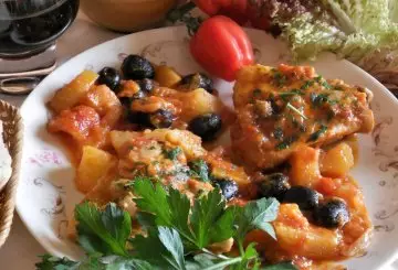 SOVRACOSCE DI POLLO AL POMODORO, PATATE E OLIVE NERE