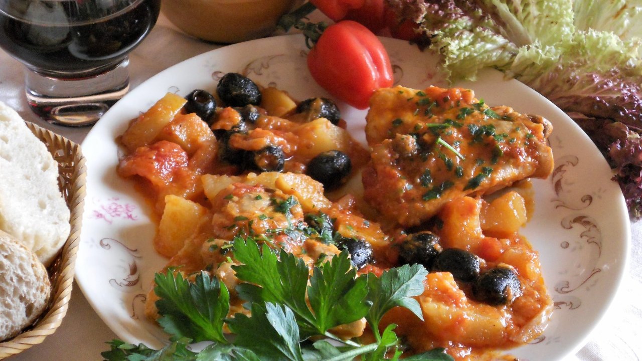 Sovracosce di pollo al pomodoro, patate e olive nere