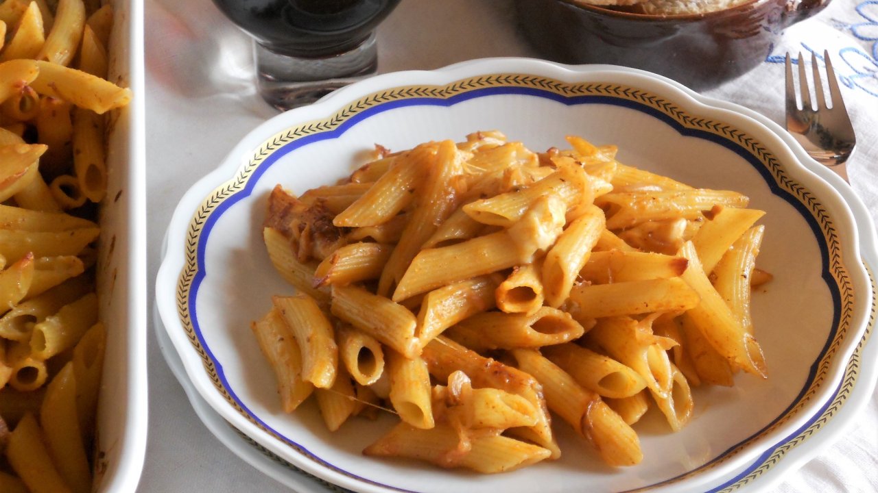 Pasta e cacio in forno al sugo di gulasch