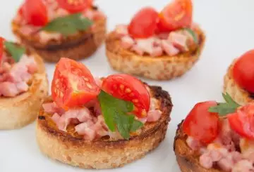 BRUSCHETTE CON PROSCIUTTO E POMODORI CILIEGIA