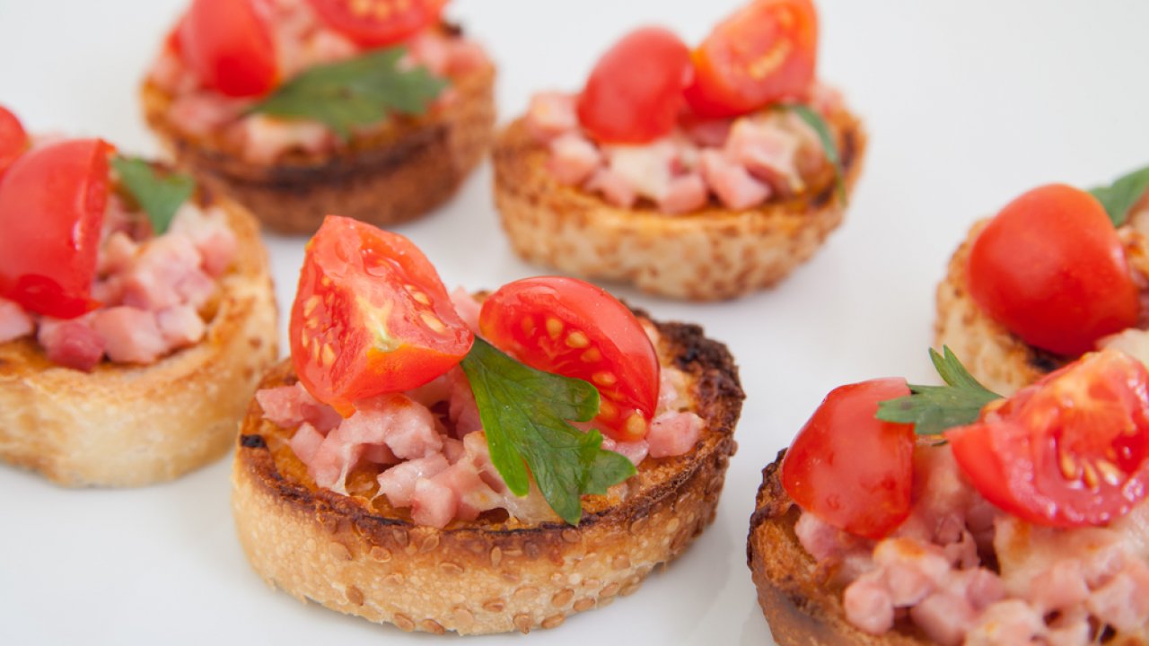 Bruschette con prosciutto e pomodori ciliegia