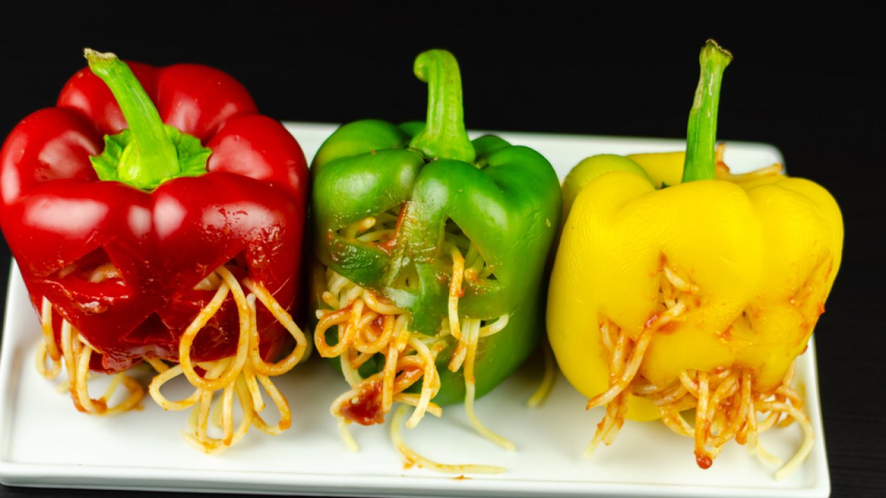 Peperoni di halloween ripieni di spaghetti