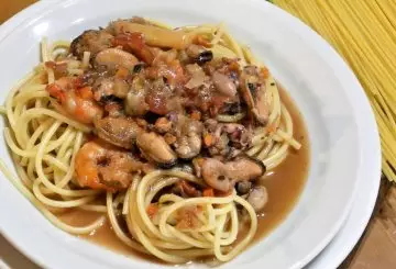 BUCATINI AL BRODETTO DI COZZE MAZZANCOLLE E CALAMARETTI