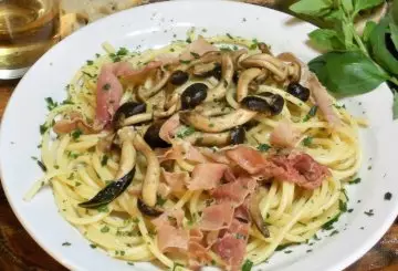 BUCATINI CON FUNGHI PIOPPINI E SPECK
