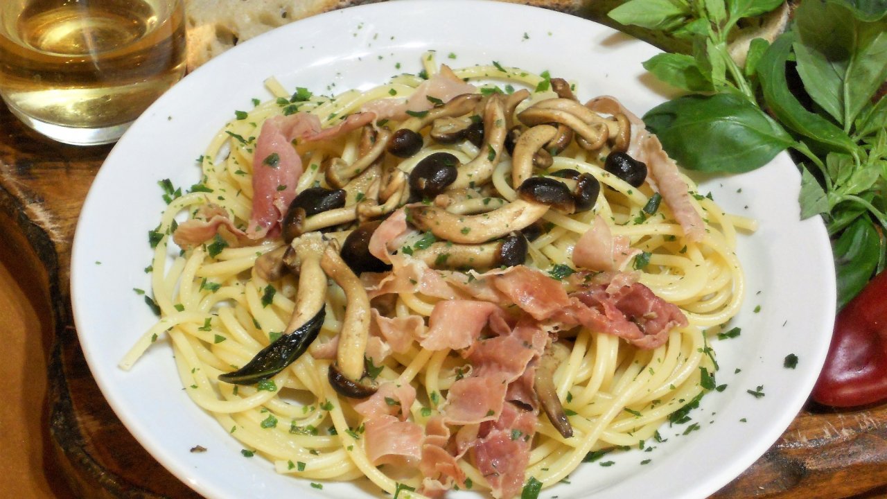 Bucatini con funghi pioppini e speck