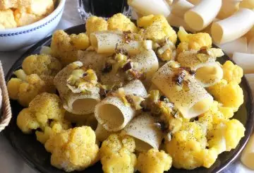 PACCHERI E CAVOLFIORE ARANCIONE CON PORRI CARAMELLATI