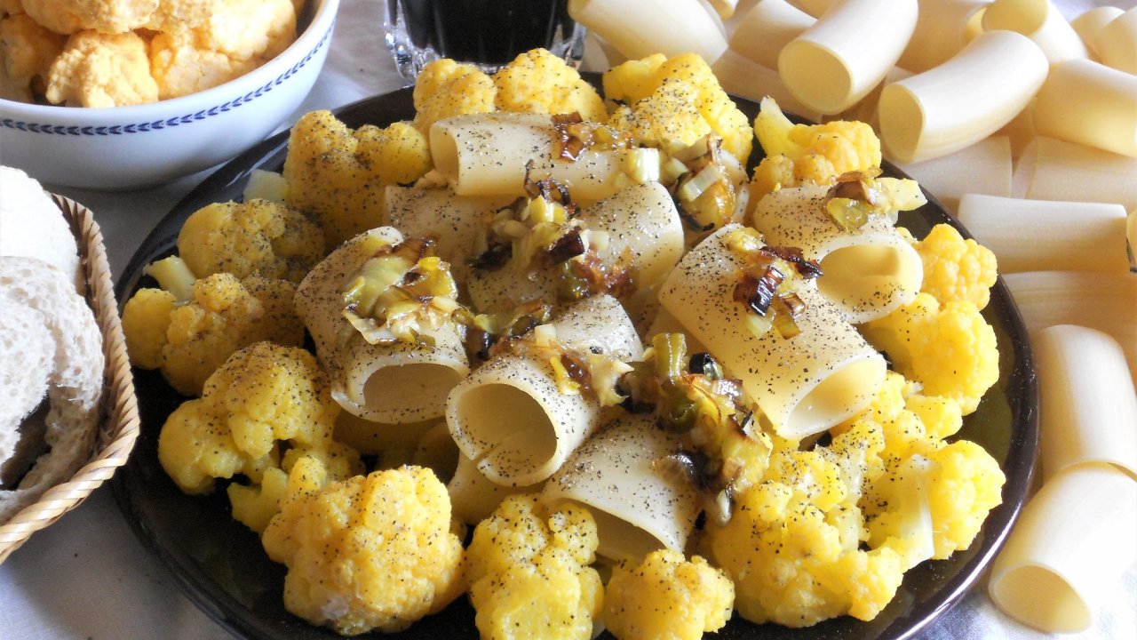 Paccheri e cavolfiore arancione con porri caramellati