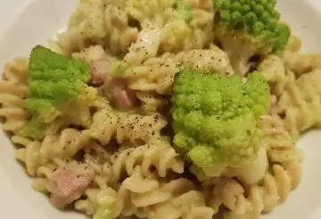 PASTA CON BROCCOLO ROMANESCO E PANCETTA