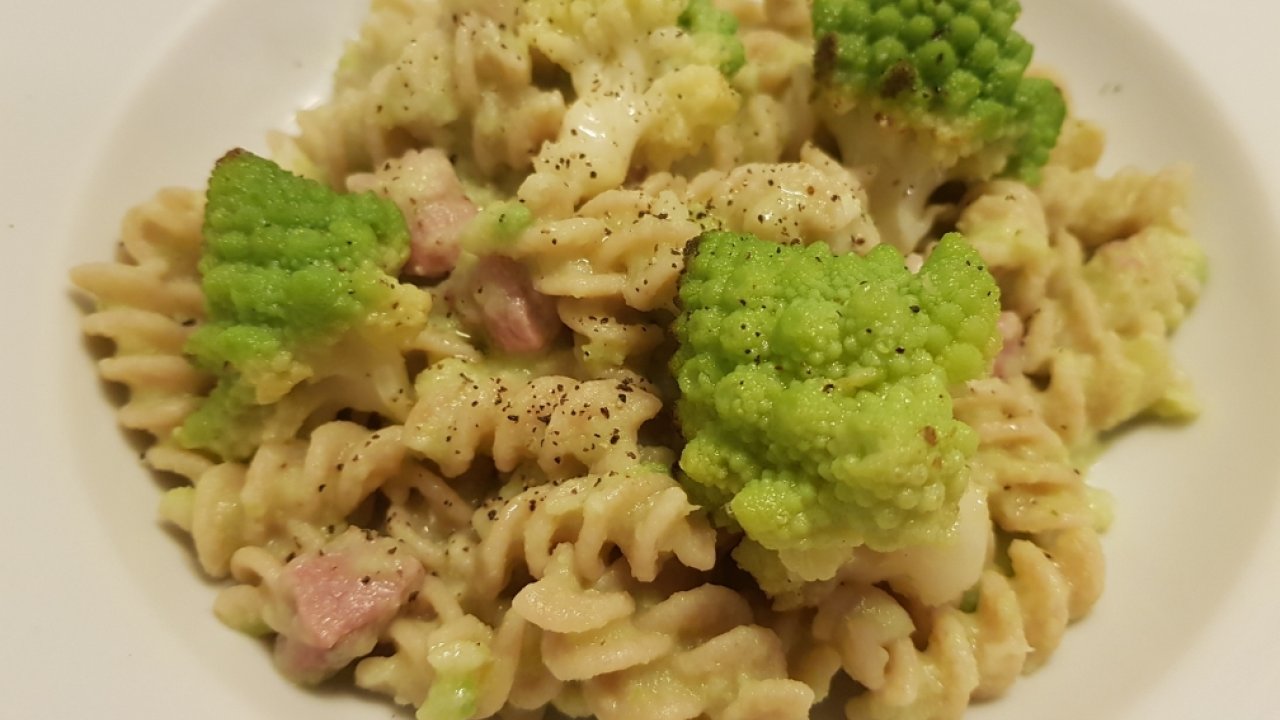 Pasta con broccolo romanesco e pancetta