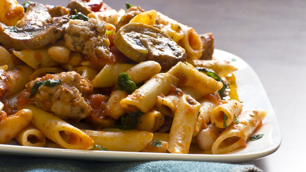 Penne con salsiccia e funghi