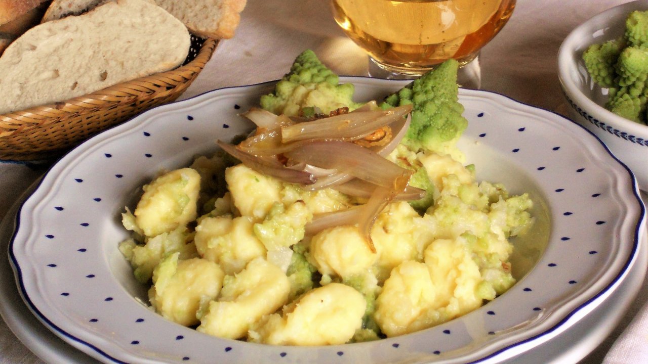 Gnocchi con cavolfiore e sfoglie di scalogno