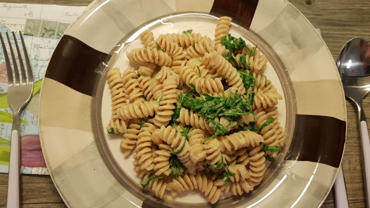 Pasta con crema di ceci e rucola