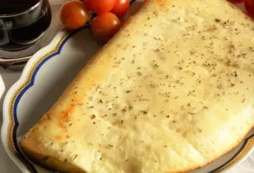 CALZONE AL FORNO RIPIENO DI MOZZARELLA E PROSCIUTTO