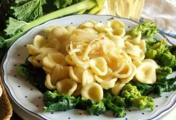PASTA CON CIME DI RAPA E CIPOLLA