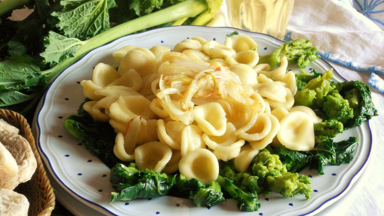 Pasta con cime di rapa e cipolla