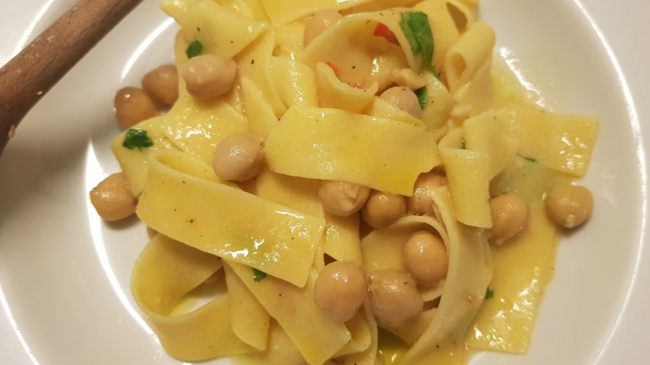 Pasta e ceci alla napoletana 