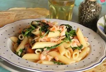 PENNE, SALMONE E RUCOLA